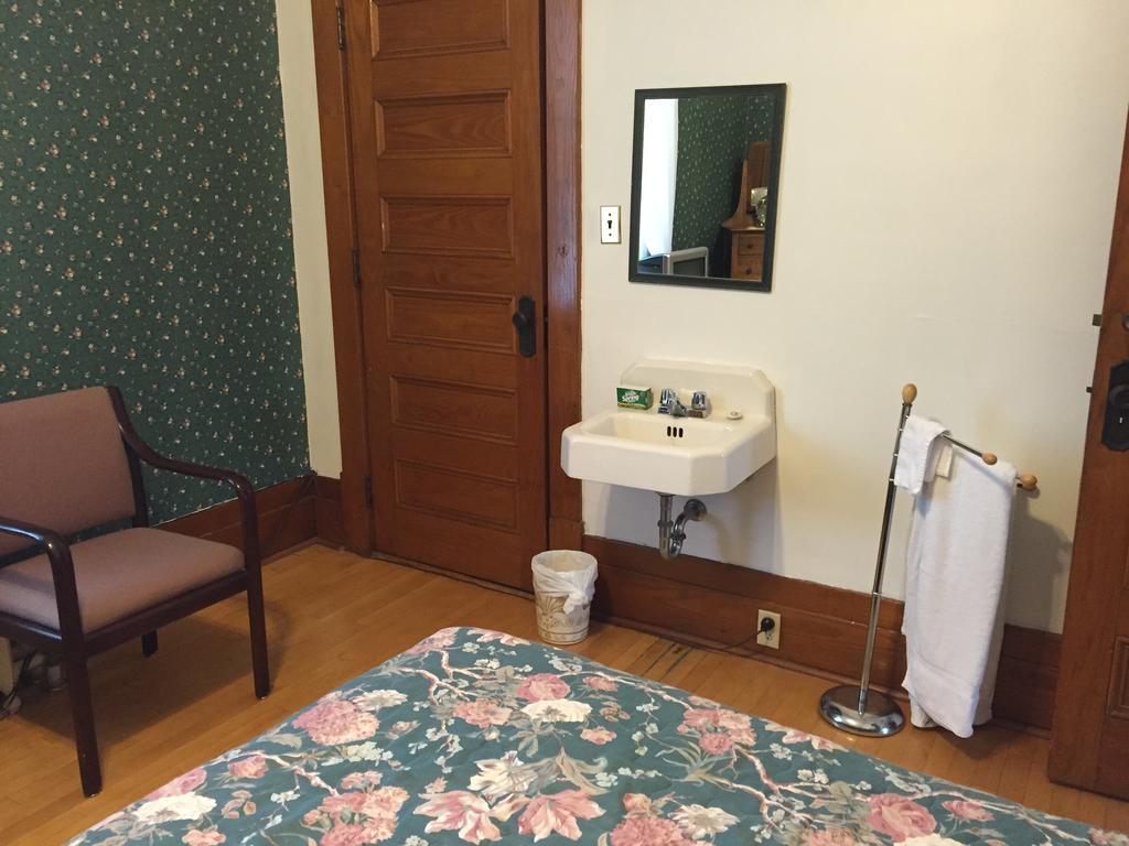 Le Petit Chateau Montebello B&B Номер фото