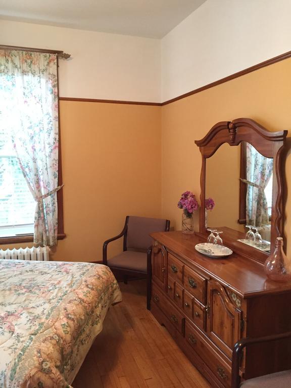 Le Petit Chateau Montebello B&B Экстерьер фото