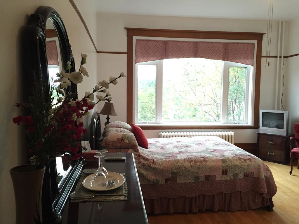 Le Petit Chateau Montebello B&B Номер фото
