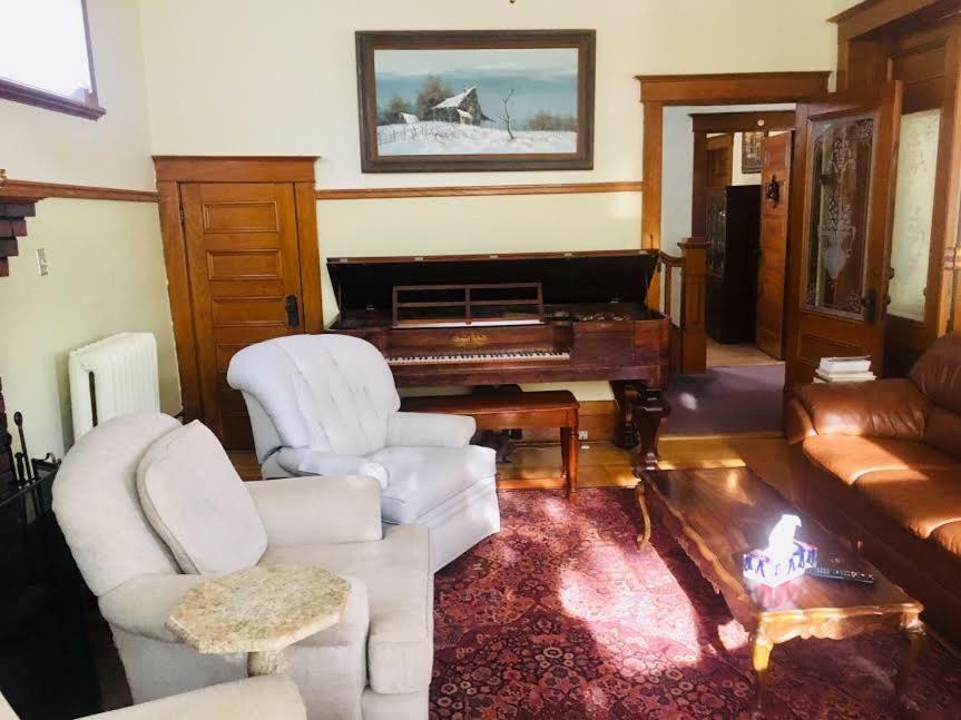 Le Petit Chateau Montebello B&B Экстерьер фото
