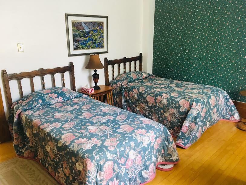Le Petit Chateau Montebello B&B Экстерьер фото