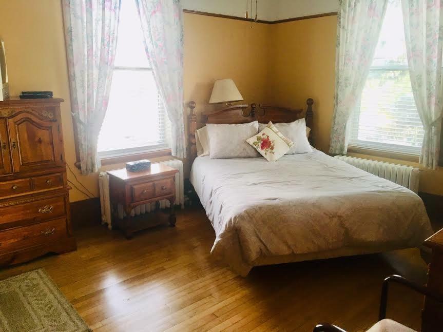 Le Petit Chateau Montebello B&B Экстерьер фото