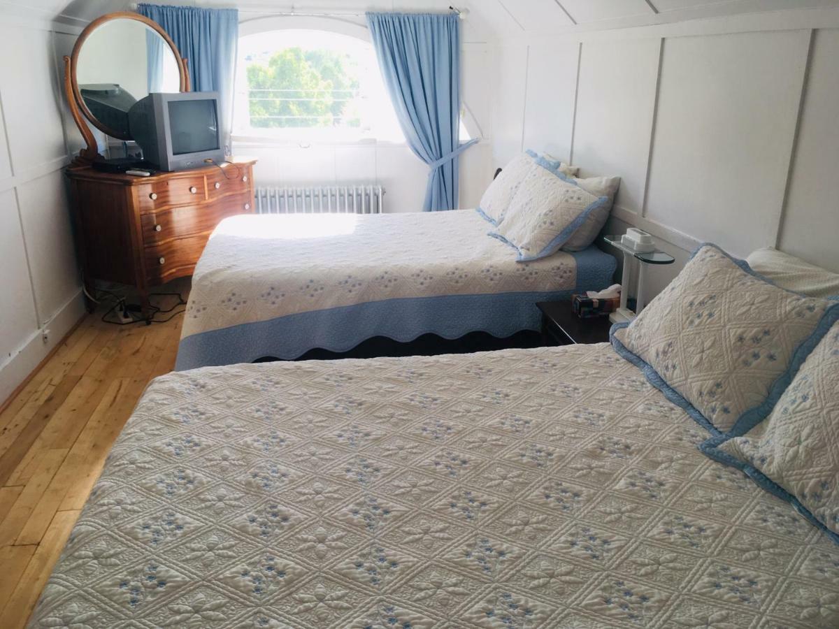 Le Petit Chateau Montebello B&B Экстерьер фото
