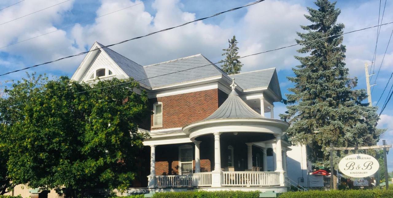 Le Petit Chateau Montebello B&B Экстерьер фото